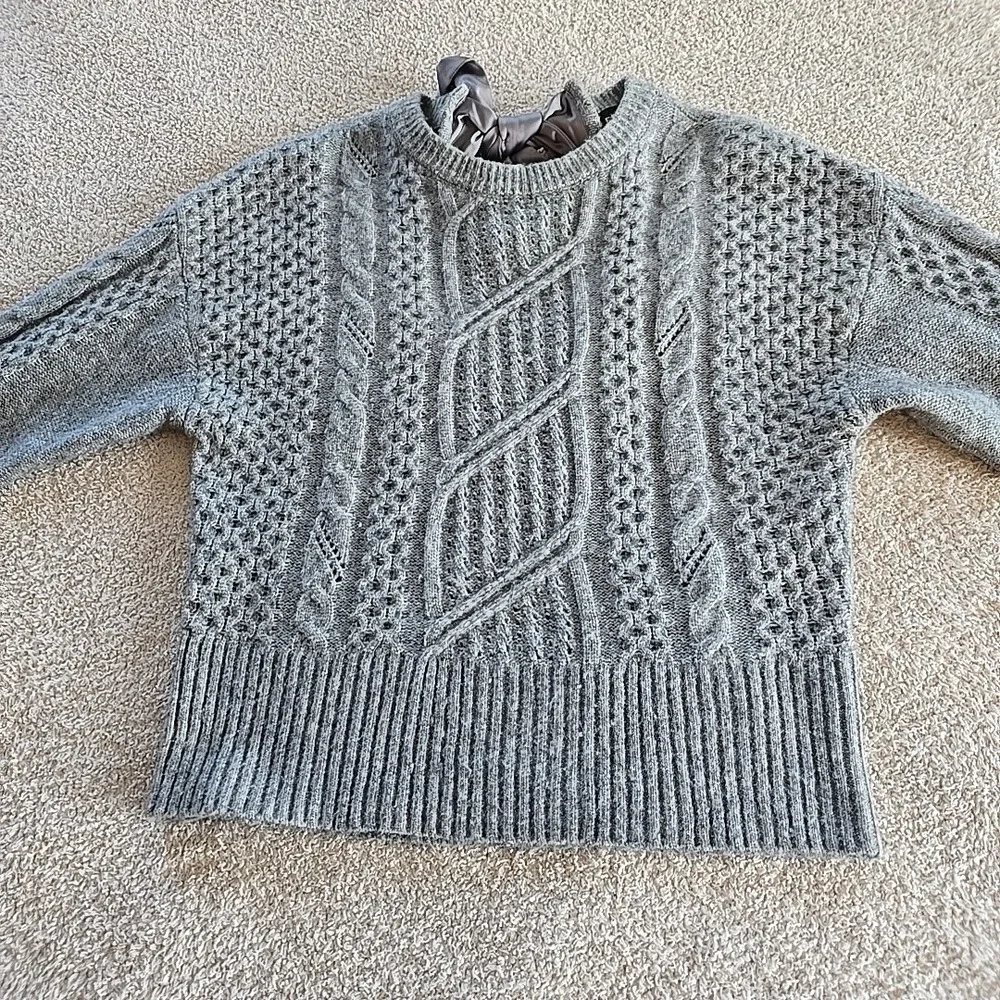 Express Gray Cable Knit Satin Bow Tie Back Sweater Crewneck Women's Sz M Cottage